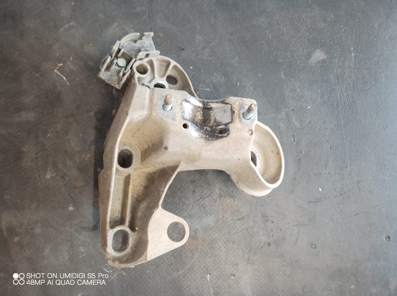 Suport bara stabilizatoare dreapta  VW Passat B5 ,1.9tdi, ATJ, AJM COD - 4B0199352B