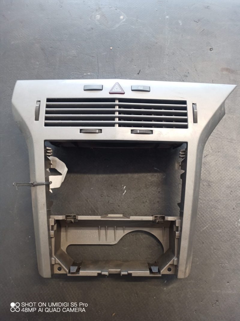 Rama consola centrala grile ventilatie bord butoane  ,  Opel Astra H  COD-04 330188061 24465731 331985437 03758035