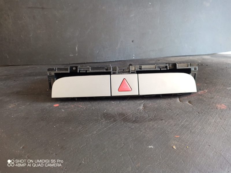 Sertare bord cu buton de avarii , VW Passat Variant 3C5 , 2005 - 2011  COD - 3C0858407