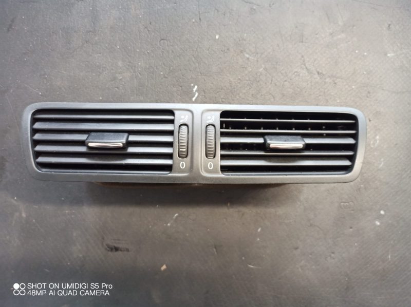 Grila aer bord centrala , VW Passat B6, 2005 COD - 3C1819728E , 3C2819728D