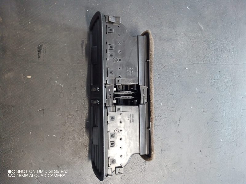 Grila aer bord centrala , VW Passat B6, 2005 COD - 3C1819728E , 3C2819728D - imagine 3