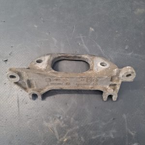 Suport cutie viteze stanga , Dacia Logan , Dacia Sandero COD-6001547896, 8200216113