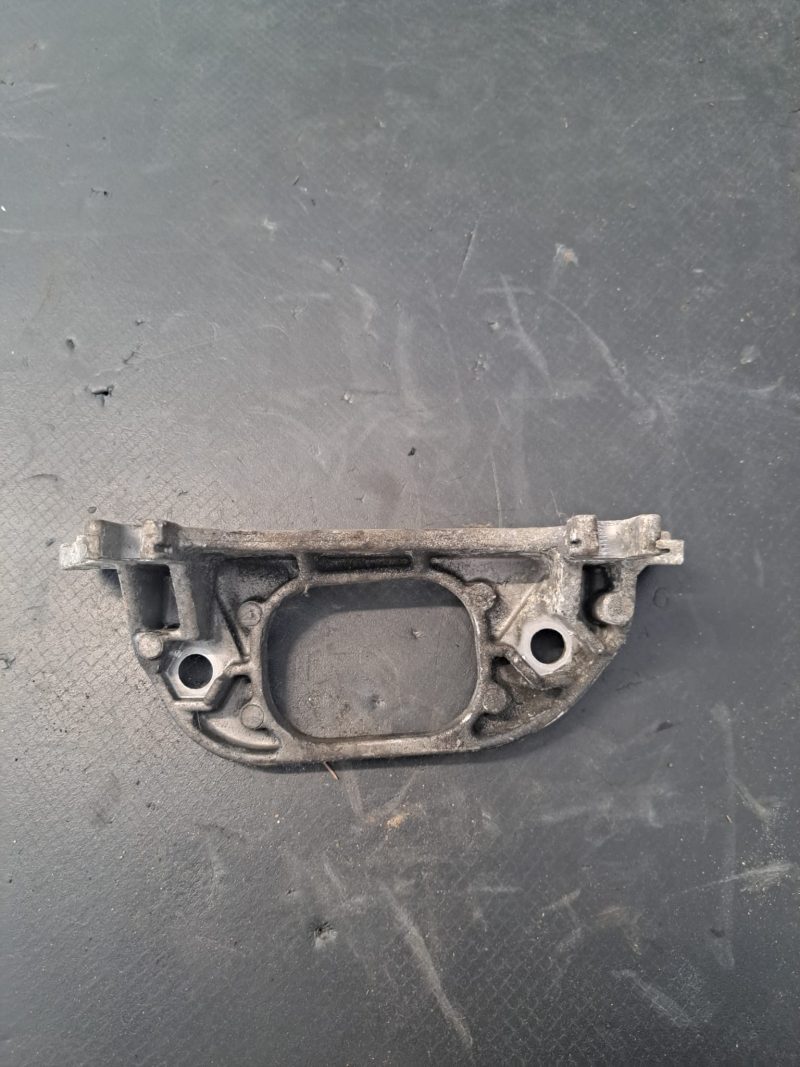 Suport cutie viteze stanga , Dacia Logan , Dacia Sandero COD-6001547896, 8200216113 - imagine 3