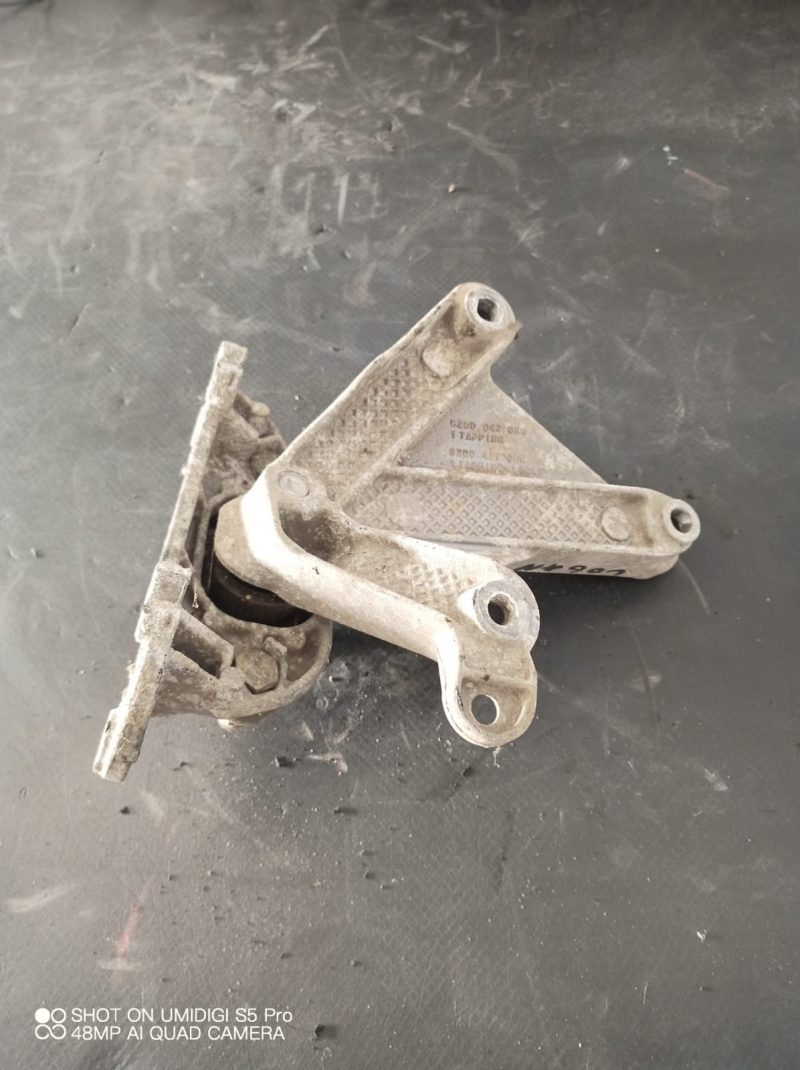 Suport cutie viteze , Renault Clio generatia 3 , 2005 - 2009 COD - 8200457080