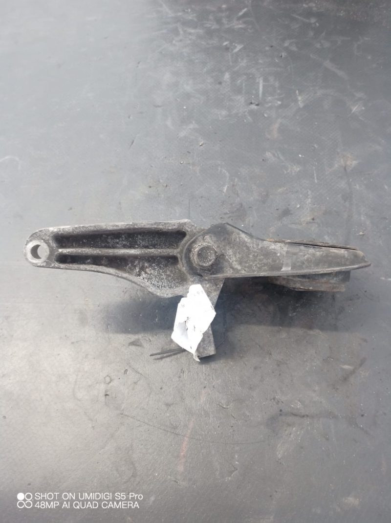 Suport de montare cutie de viteze , Mazda 3 , 2004 COD -BP8F39010020 - imagine 3