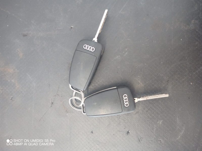 Telecomanda cu 3 butoane, cheie cu cip , cheie cu telecomanda ,  434 MHz ASK cu cip  ID4 , Audi A4, S4, RS4  COD 8E0837220K - imagine 2