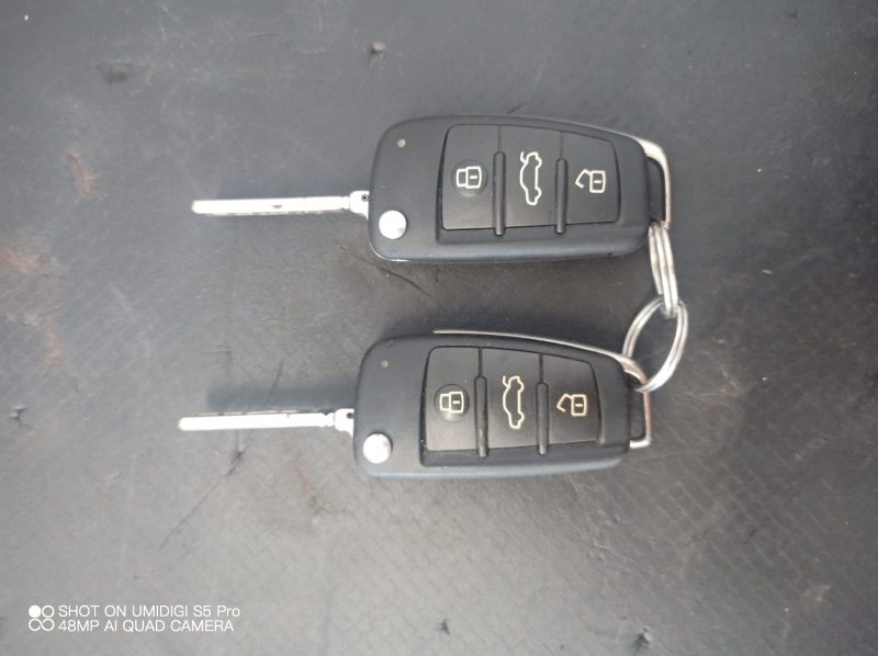 Telecomanda cu 3 butoane, cheie cu cip , cheie cu telecomanda ,  434 MHz ASK cu cip  ID4 , Audi A4, S4, RS4  COD 8E0837220K
