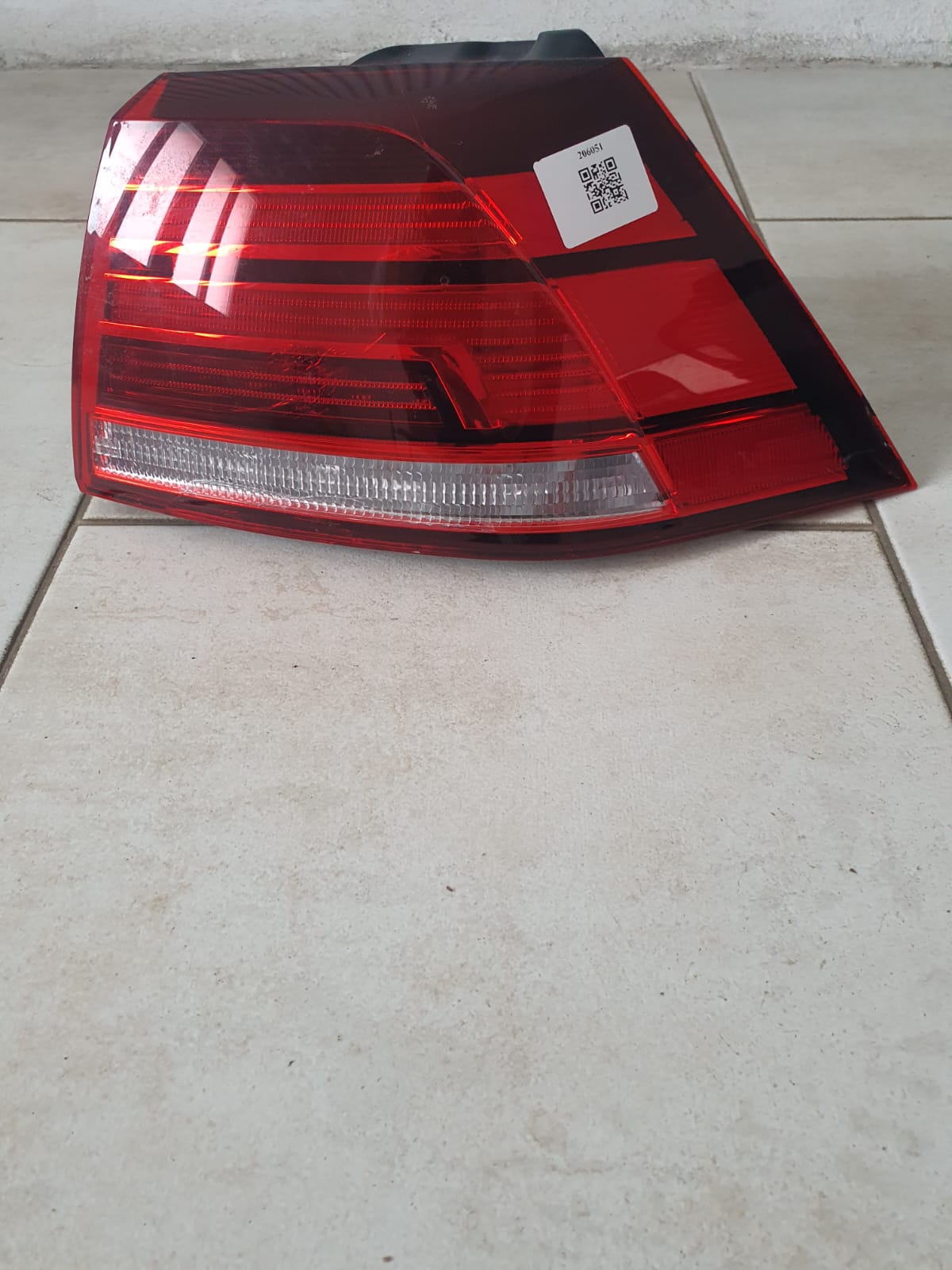 LAMPA STOP LED DREAPTA ARIPA  VW Golf 7 CU DEFECT STICLA SPARTA SE VEDE IN POZA  2014-2020  COD 5G0945096Q   FACTURA SI GARANTIE