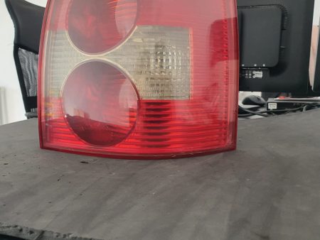 LAMPA STOP DREAPTA VW PASSAT B5 2000-2005 COD 3B9945096AA FACTURA SI GARANTIE