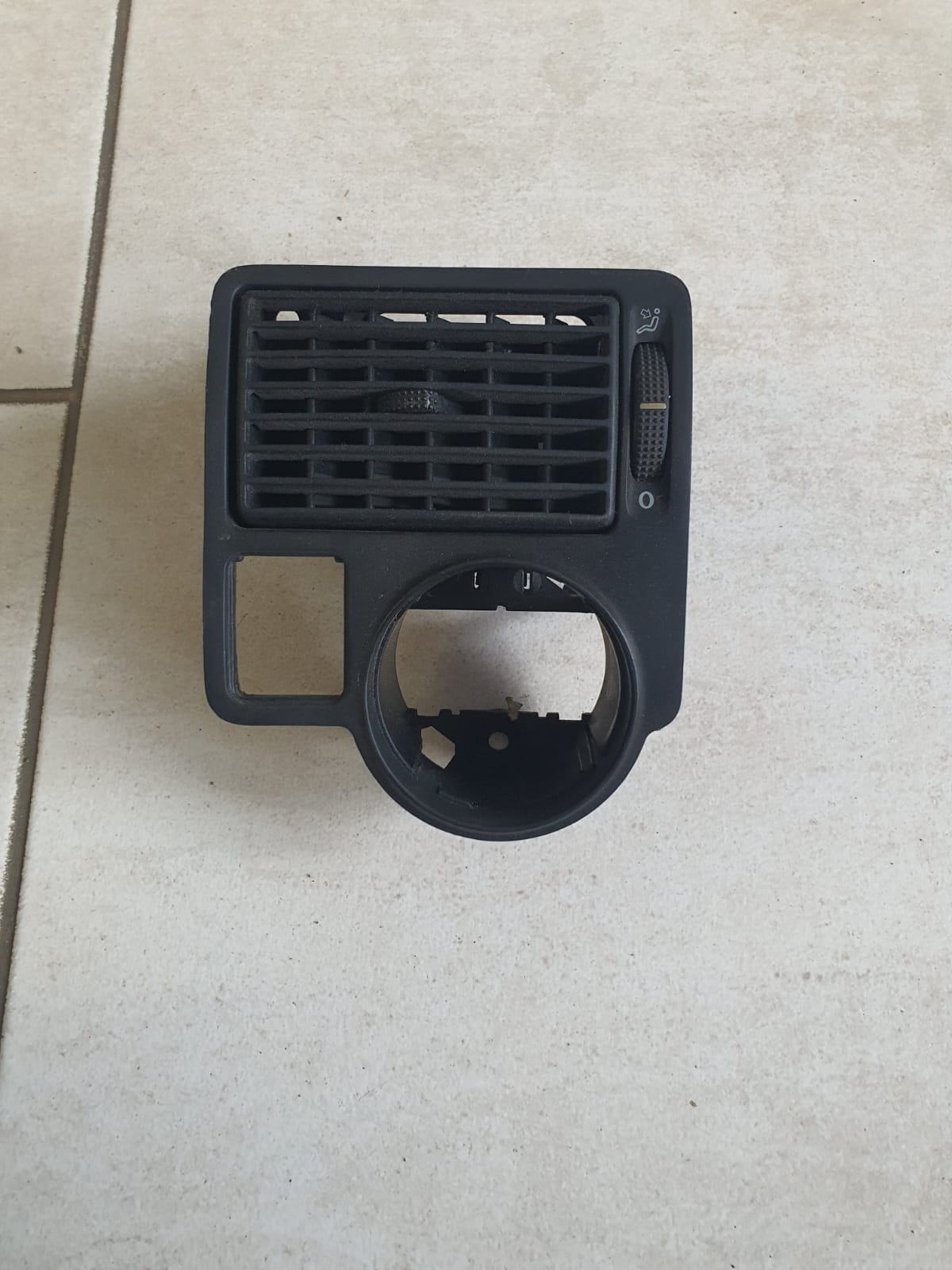 GRILA VENTILATIE STANGA VW GOLF 4 COD 1J1815715A 1J1819983B FACTURA SI GARANTIE