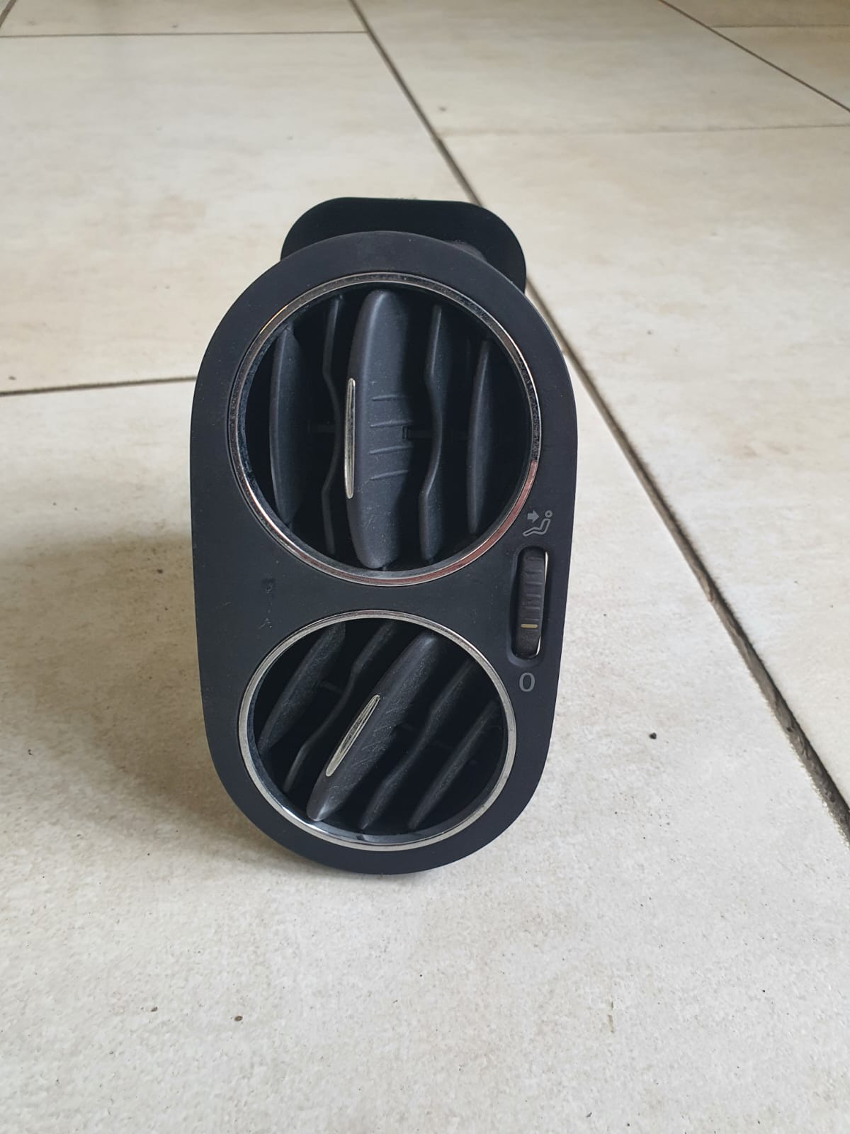 Grila ventilație bord stanga Volkswagen Golf 5 Plus 2010 COD 5M0819703 FACTURA SI GARANTIE