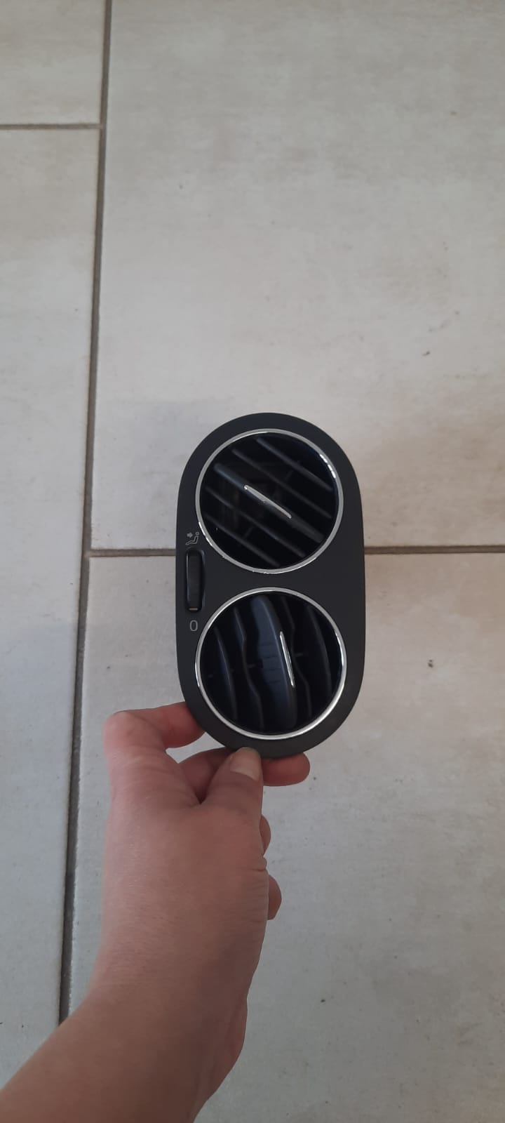 Grila ventilație bord dreapta Volkswagen Golf 5 Plus 2010 COD 5M0819710 FACTURA SI GARANTIE