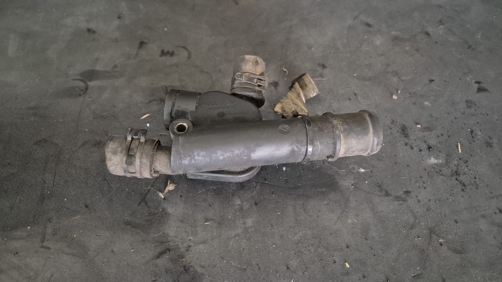 CARCASA TERMOSTAT FLANSA LICHID RACIRE VW GOLF 5 VW PASSAT B6 COD 038121132D FACTURA SI GARANTIE