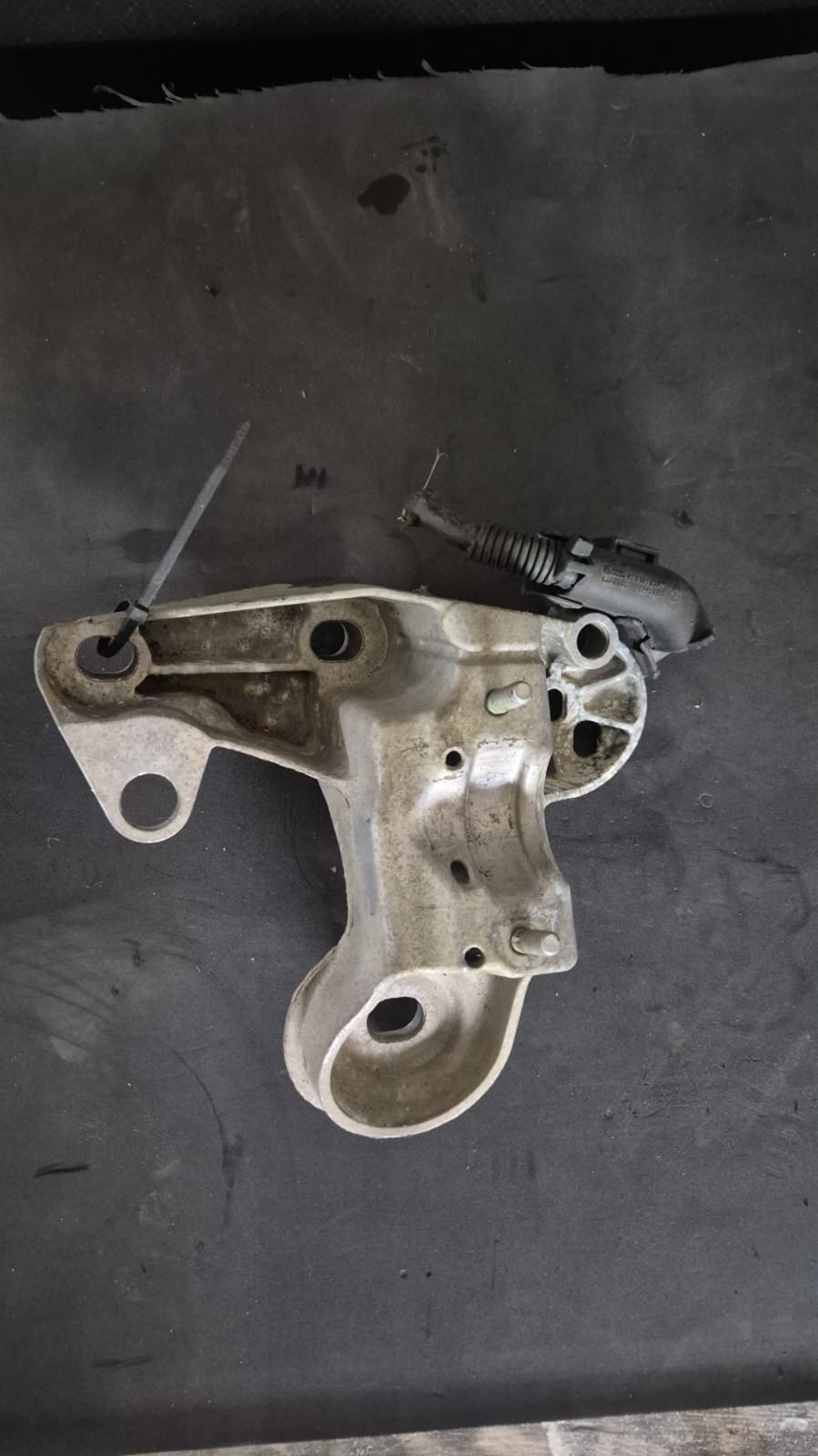 SUPORT BARA STABILIZATOARE DREAPTA FATA AUDI A4 B7 COD 8E0199352F FACTURA SI GARANTIE