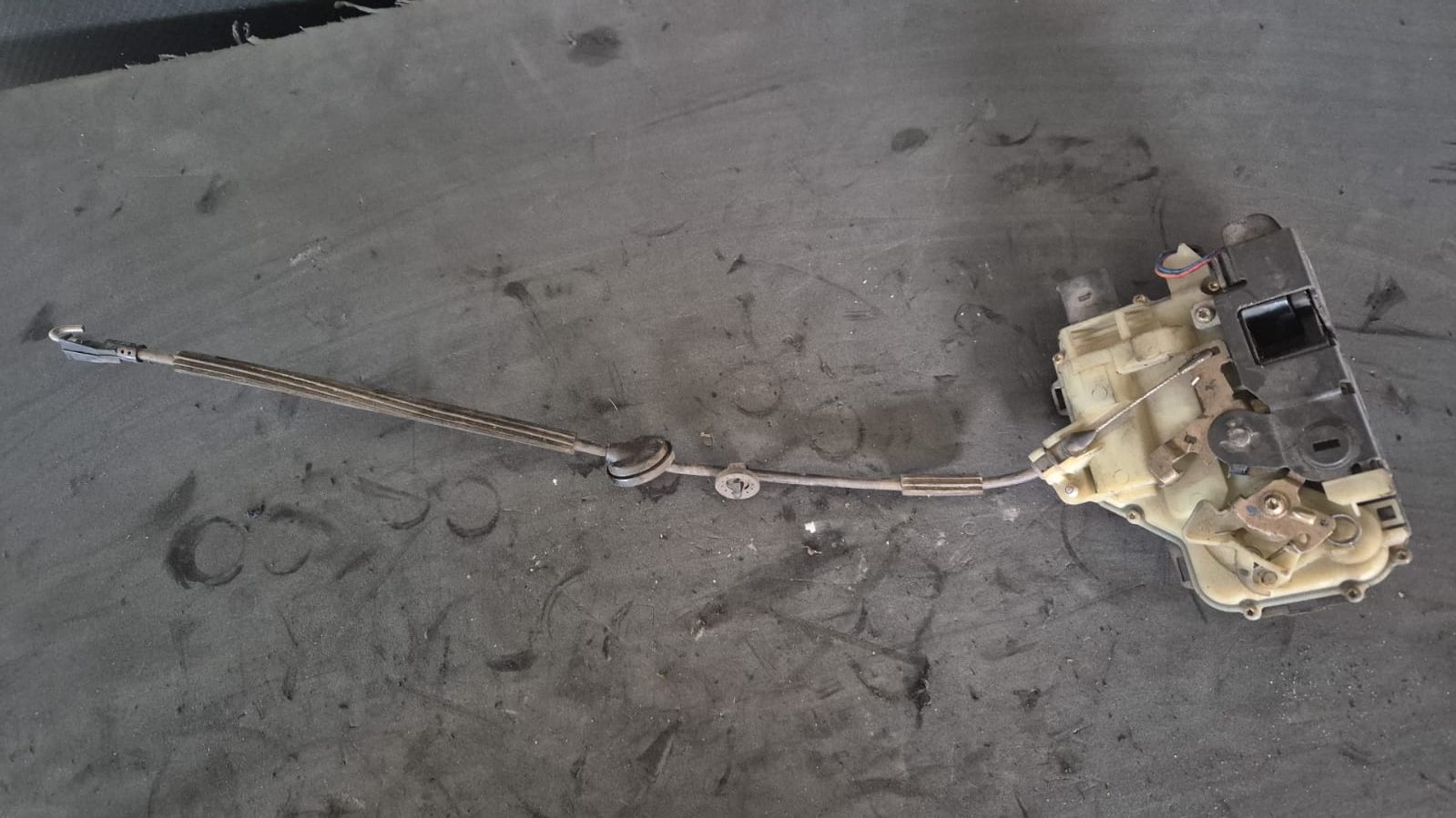 BROASCA INCUIETOARE STANGA SPATE VW GOLF 4 1997-2005 COD Y3B4839015M FACTURA SI GARANTIE