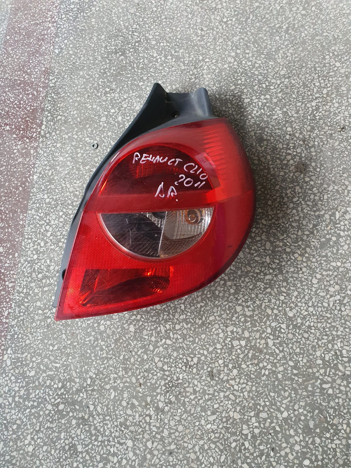 STOP DREAPTA CU DEFECT SE VEDE IN POZA RENAULT CLIO 3 COD 89035080 FACTURA SI GARANTIE